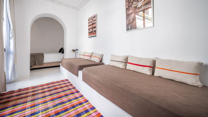 Bedroom 2: two single beds along the wall and, in the alcove, the queen bed.