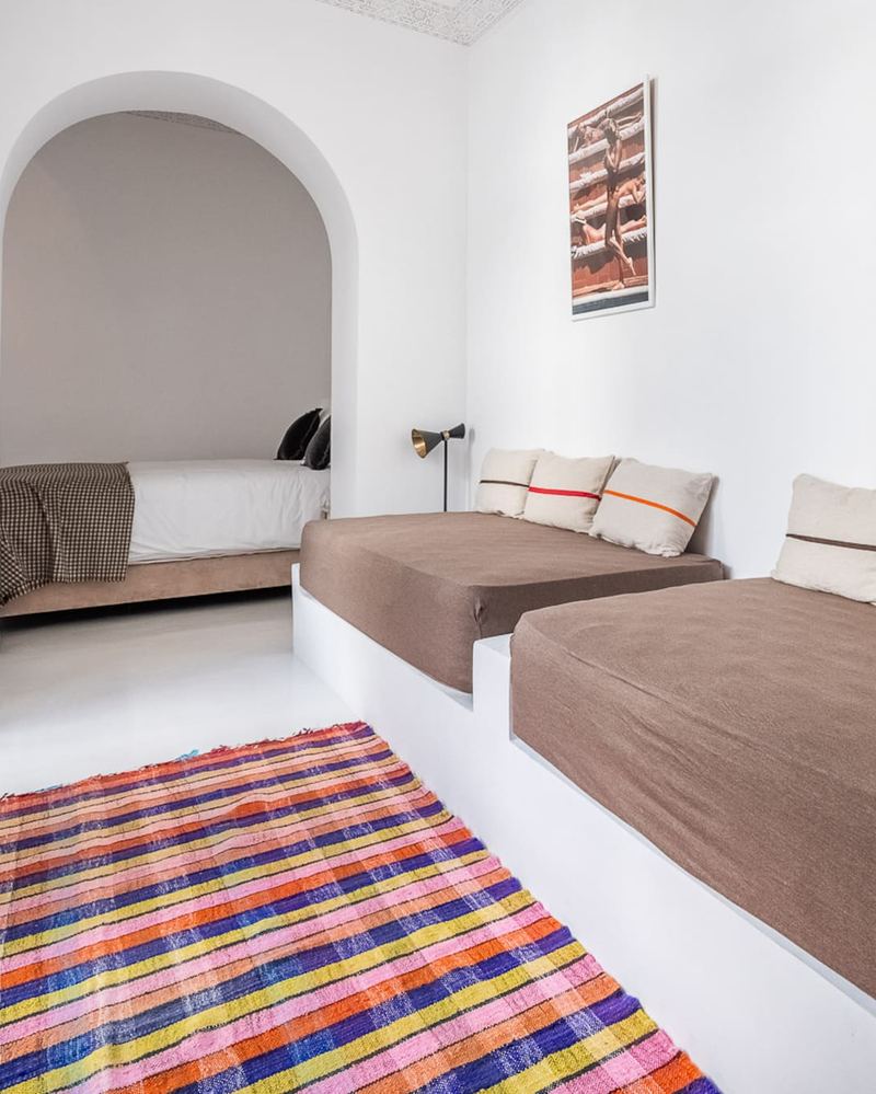 La chambre 2 : deux lits simples le long du mur et, dans l’alcôve, le lit queen.