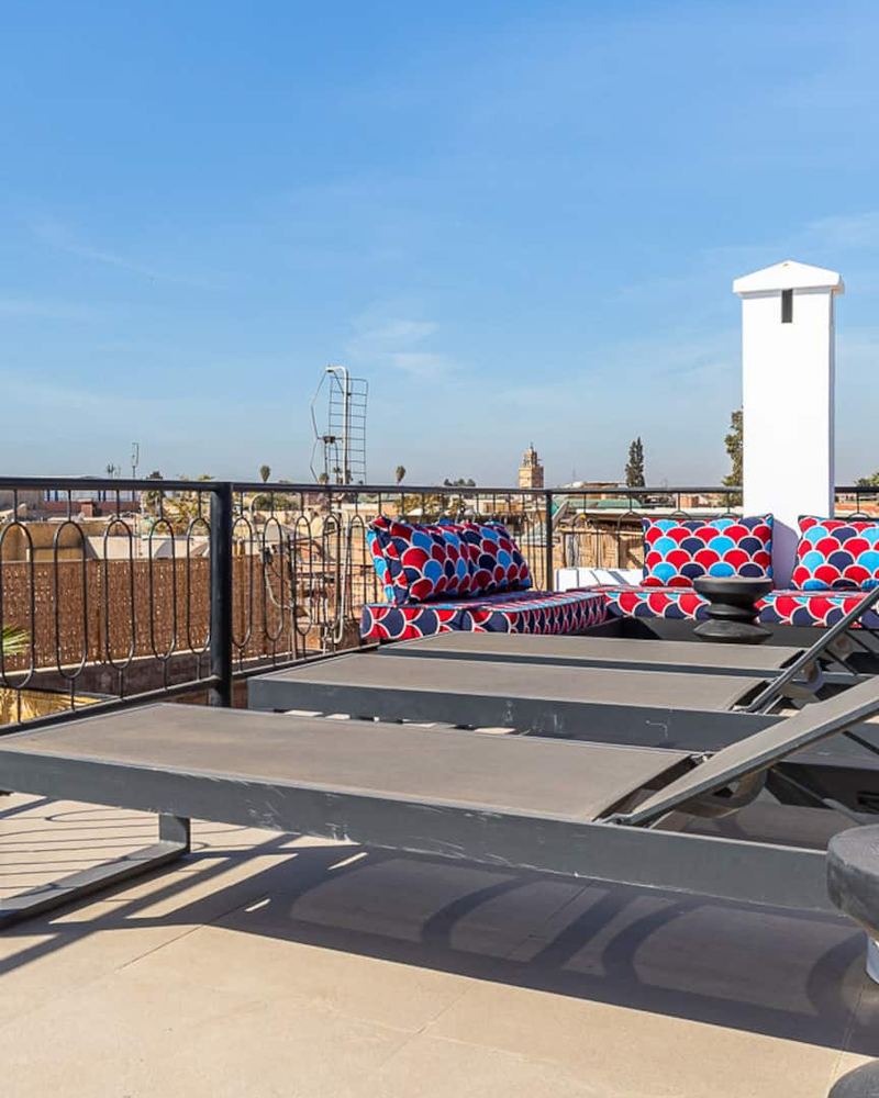 Des transats sur le rooftop, face aux toits de la médina.